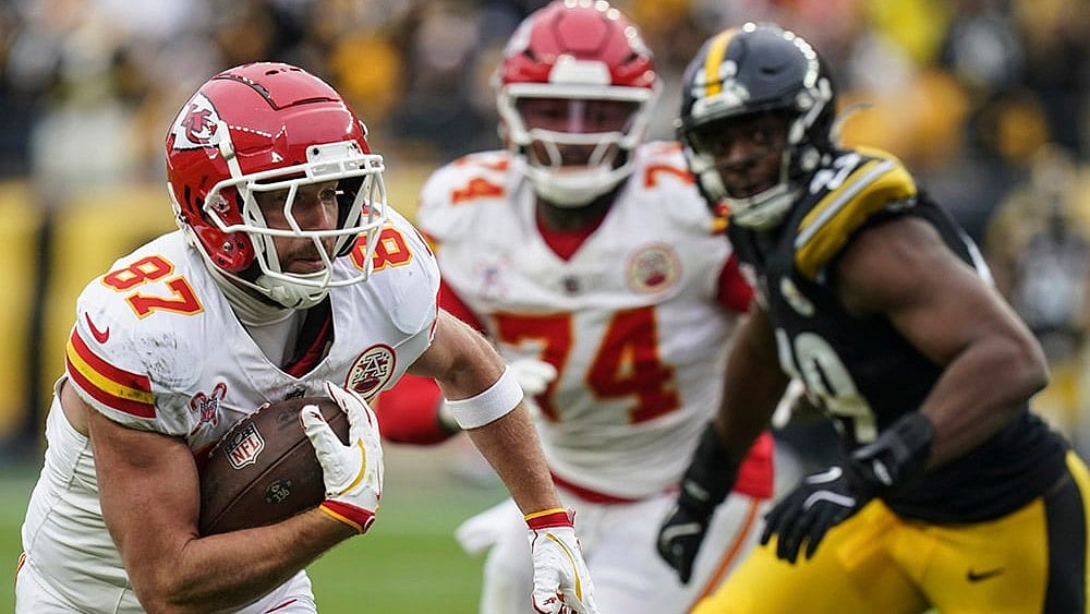 | Photo: AP/Matt Freed : NFL Football: Chiefs tight end Travis Kelce (87) runs against the Pittsburgh Steelers