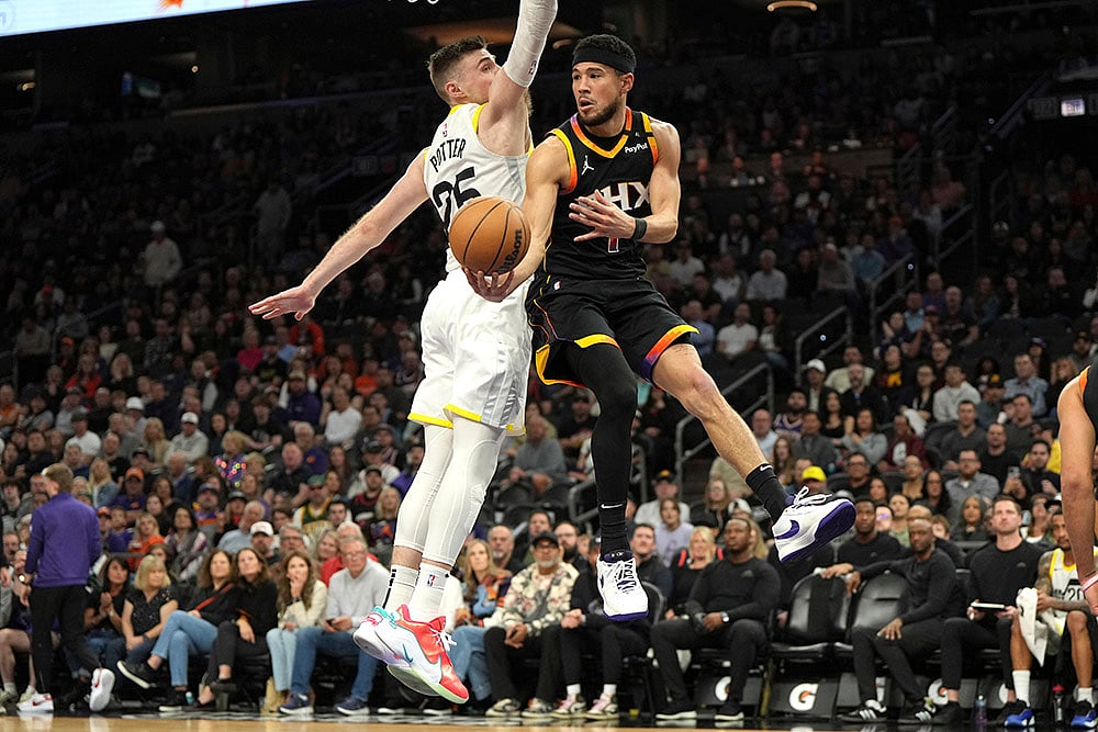 | Photo: AP/Rick Scuteri : NBA 2024-25: Suns guard Devin Booker (1) makes the pass 
