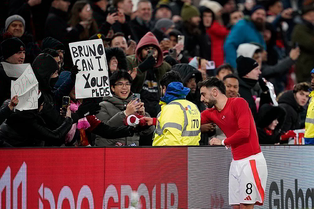 FA Cup: Manchester United's Bruno Fernandes passes his t-shirt to fans  - | Photo: AP/Dave Thompson