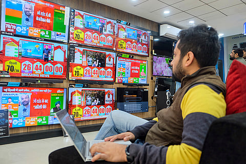People watch Delhi poll results