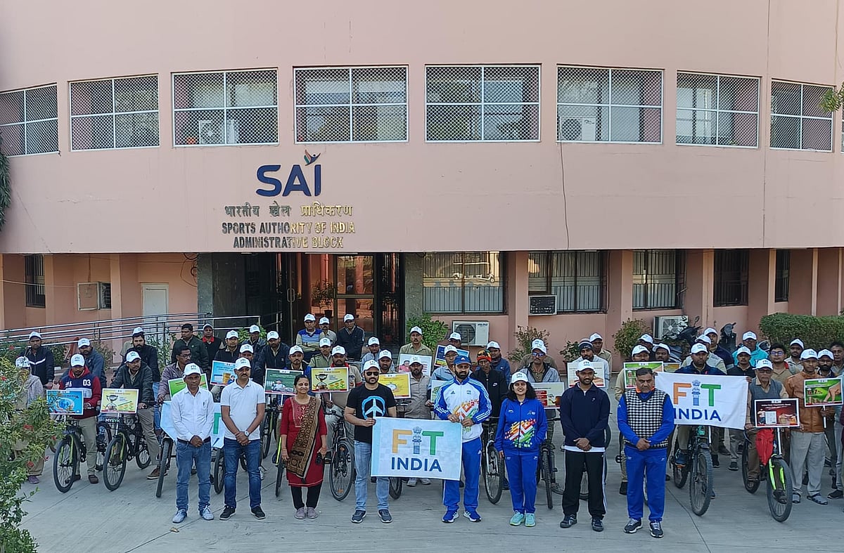 Special arrangement : Renowned actor Amit Sial (centre) along with cycle enthusiasts during the FIT India 'Sundays on Cycle' event at the Major Dhyan Chand National Stadium in New Delhi.