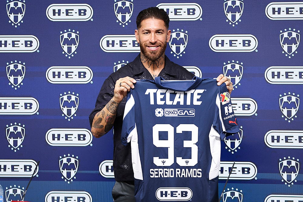 | Photo: AP/Jorge Mendoza : Mexico Football League: Sergio Ramos holds up his jersey
