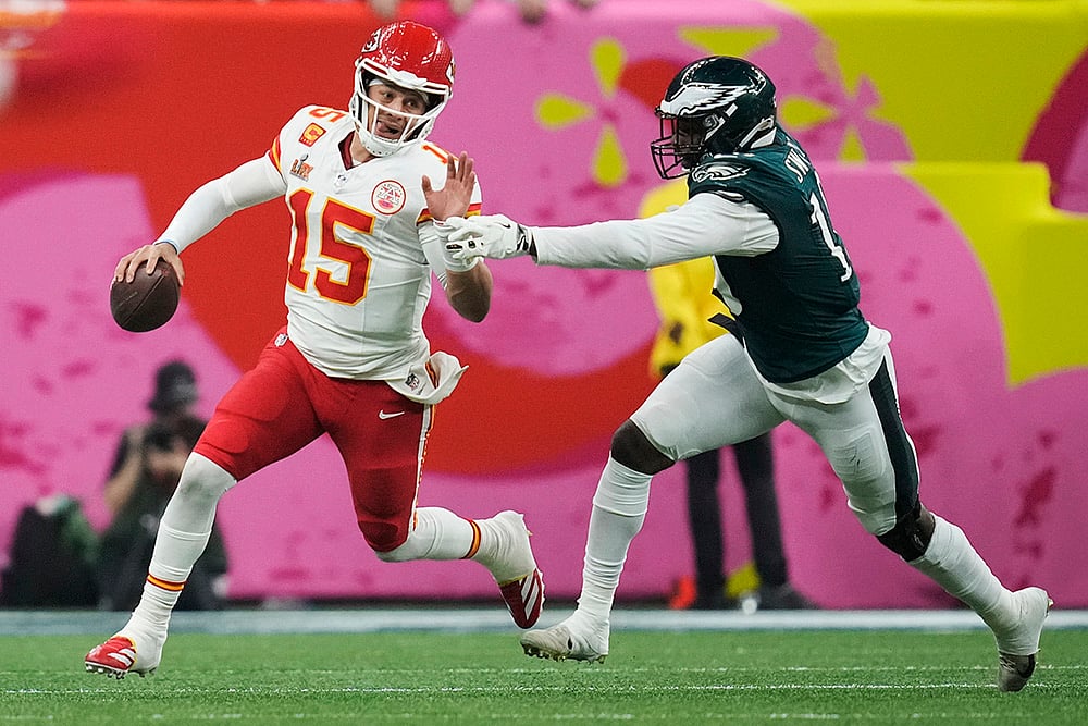 | Photo: AP/Ashley Landis : NFL Super Bowl 59 football, Eagles vs Chiefs: Chiefs quarterback Patrick Mahomes (15) eludes the reach of Eagles linebacker Josh Sweat