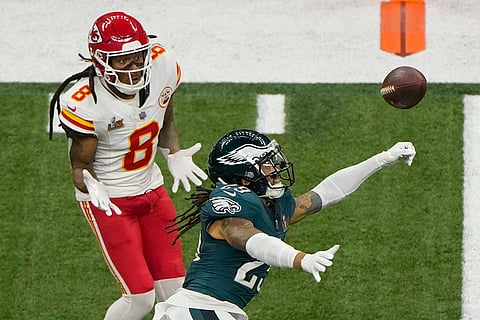 Super Bowl LIX, Eagles vs Chiefs: Eagles defensive back Avonte Maddox (29) blocks a pass intended for Chiefs wide receiver DeAndre Hopkins