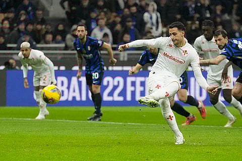 Serie A: Fiorentina's Rolando Mandragora shoots to score a goal