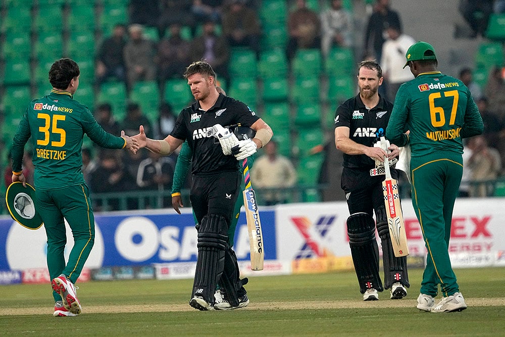 | Photo: AP/K.M. Chaudary : Pakistan Tri-Series Cricket Match 2, NZ Vs SA: Kane Williamson and Glenn Phillips shake hand with South Africa's players