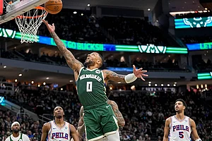 | Photo: AP/Andy Manis : NBA 2024-25: Bucks' Damian Lillard (0) shoots against the 76ers