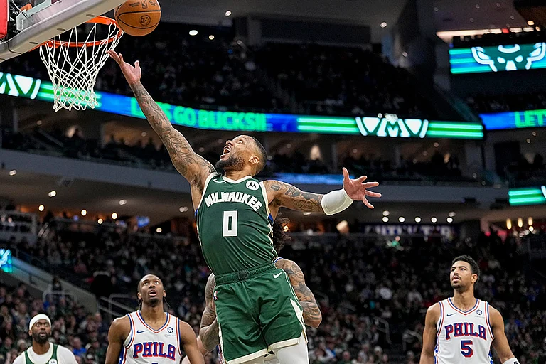 NBA 2024-25: Bucks' Damian Lillard (0) shoots against the 76ers - | Photo: AP/Andy Manis