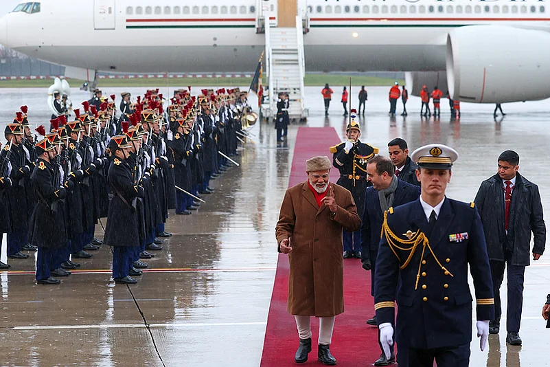 PM Modi arrives in Paris