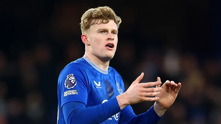 Jarrad Branthwaite in action for Everton - null