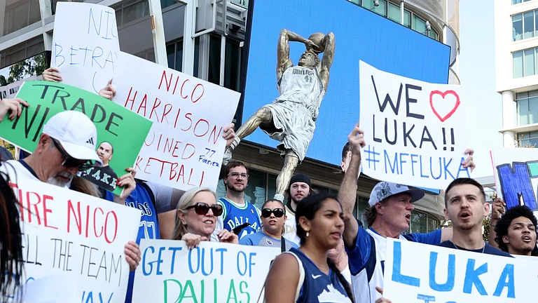 Dallas Mavericks fans protest the Luka Doncic trade - null
