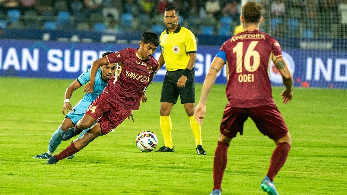 Mumbai City FC battle it out against FC Goa - ISL