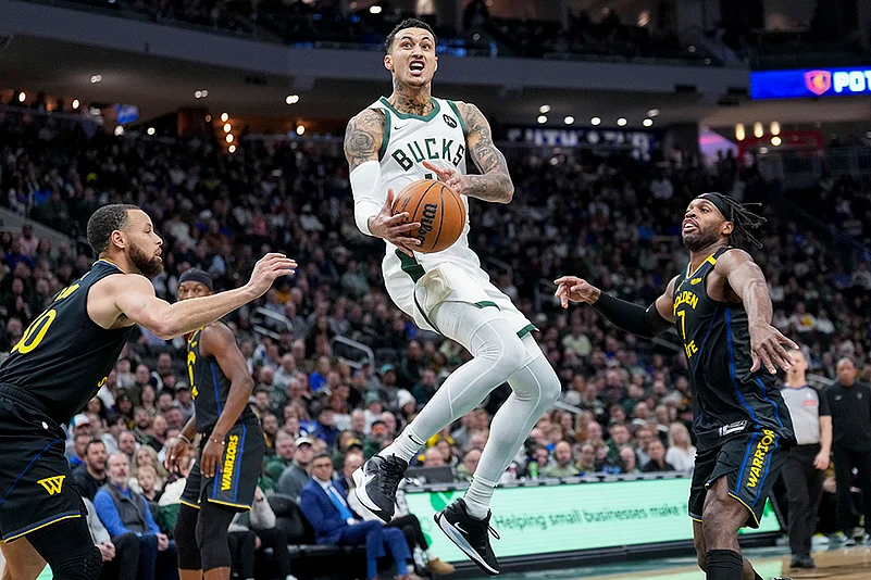 NBA Bakstball Golden State Warriors vs Milwaukee Bucks Basketball: Kyle Kuzma