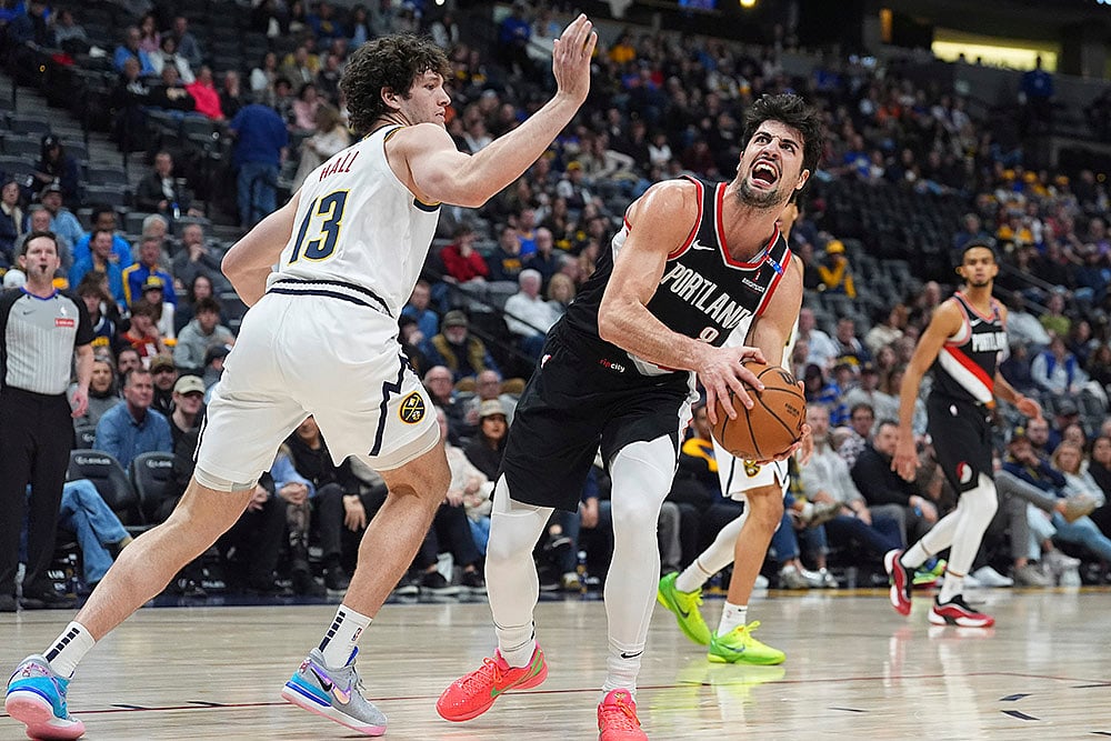 | Photo: AP/David Zalubowski : NBA 2024-25: Trail Blazers forward Deni Avdija, right, drives to the basket