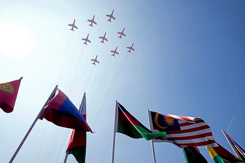| Photo: AP/Aijaz Rahi : Aero India 2025: Indian Air Force's aerobatic team Suryakiran perform
