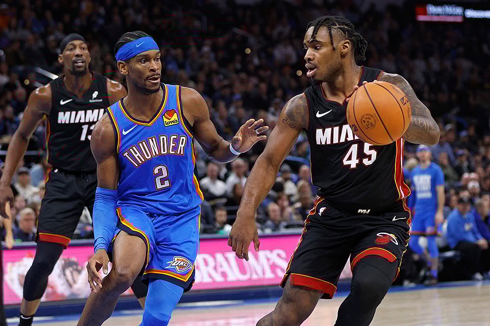| Photo: AP/Nate Billings : NBA 2024-25: Heat guard Davion Mitchell (45) drives against Thunder guard Shai Gilgeous-Alexander