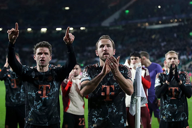Champions League playoff first leg: Bayern's Thomas Mueller, from left, Harry Kane, and Konrad Laimer applaud to supporters - | Photo: AP/Scott Heppell