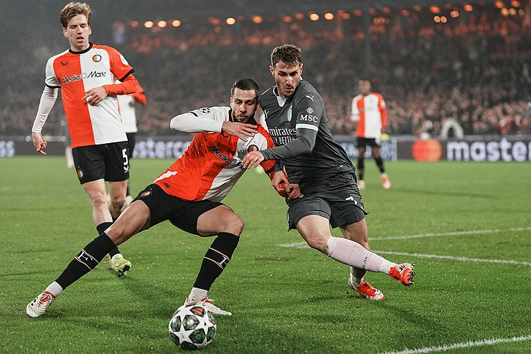 Champions League playoff first leg: AC Milan's Santiago Gimenez challenges for the ball with Feyenoord's David Hancko - | Photo: AP/Peter Dejong