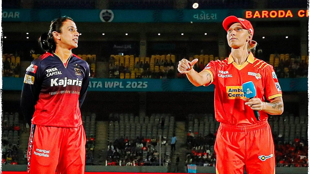 X/Giant_Cricket : Gardener and Mandhana during the toss