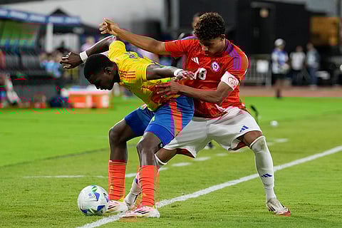 U-20 South American Championship: Colombia's Juan Arizala protects the ball from Chile's Juan Rossel 