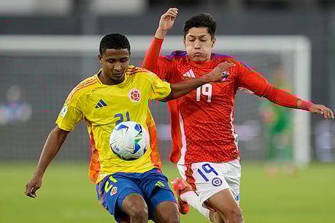 U-20 South American Championship: Colombia's Carlos Sarabia protects the ball from Chile's Patricio Romero 