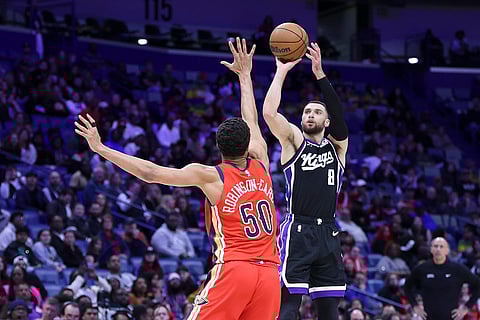 NBA 2024-25: Kings guard Zach LaVine (8) shoots a jumper over Pelicans forward Jeremiah Robinson-Earl