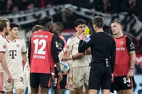 Bundesliga 2024-25: Referee Samuel Barrott shows a yellow card to Bayern's Aleksandar Pavlovic