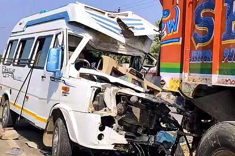 Mini bus rams into truck, injures many
