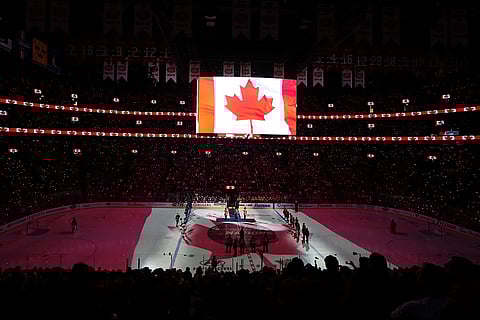 4 Nations Hockey USA vs Canada: Players and fans stand for Canadian national anthem
