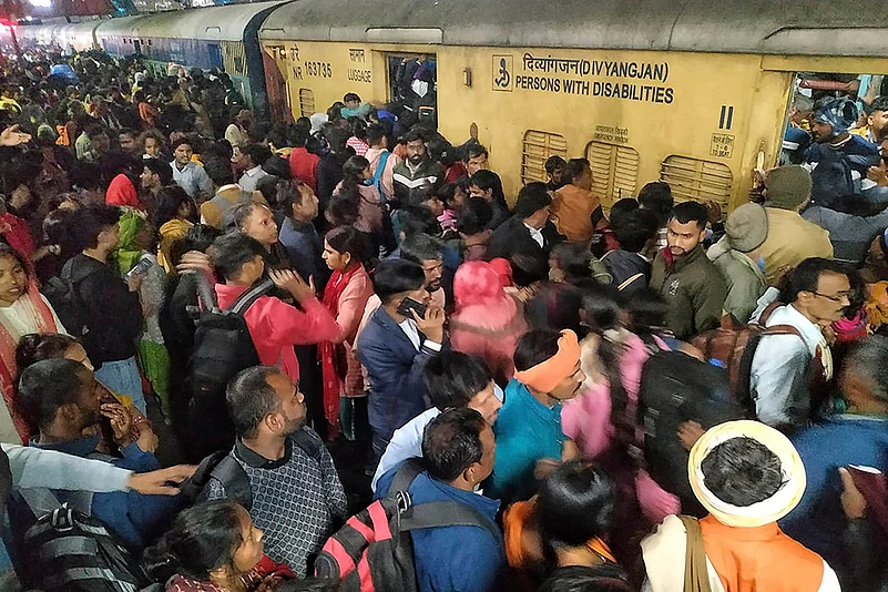 Mahakumbh 2025: Heavy rush at New Delhi railway station stampede pics