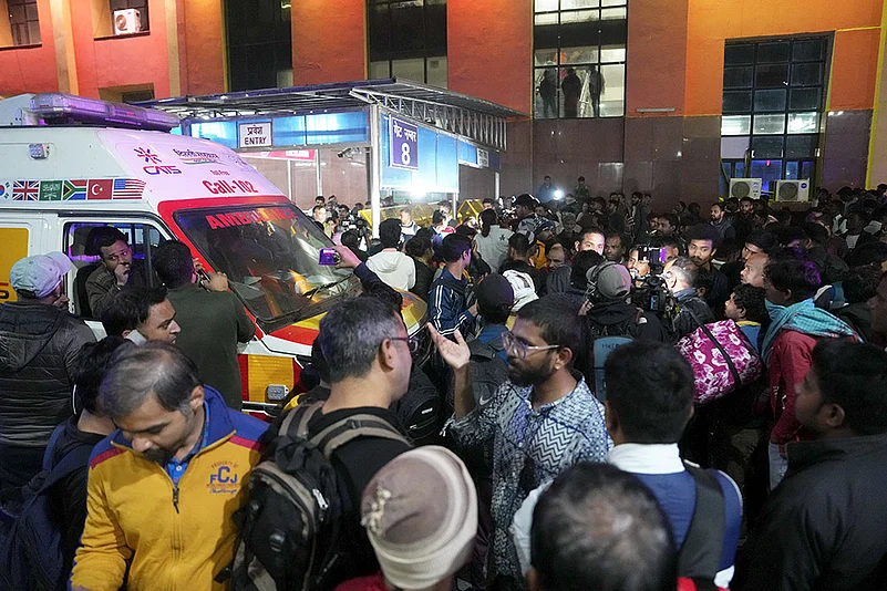 Mahakumbh 2025: Heavy rush at New Delhi railway station stampede pics