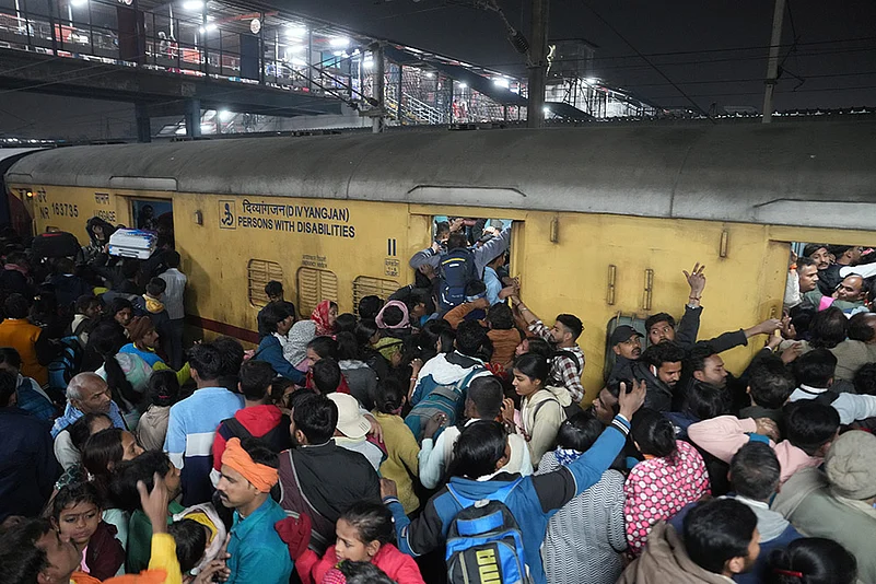 Mahakumbh 2025: Heavy rush at New Delhi railway station stampede pics