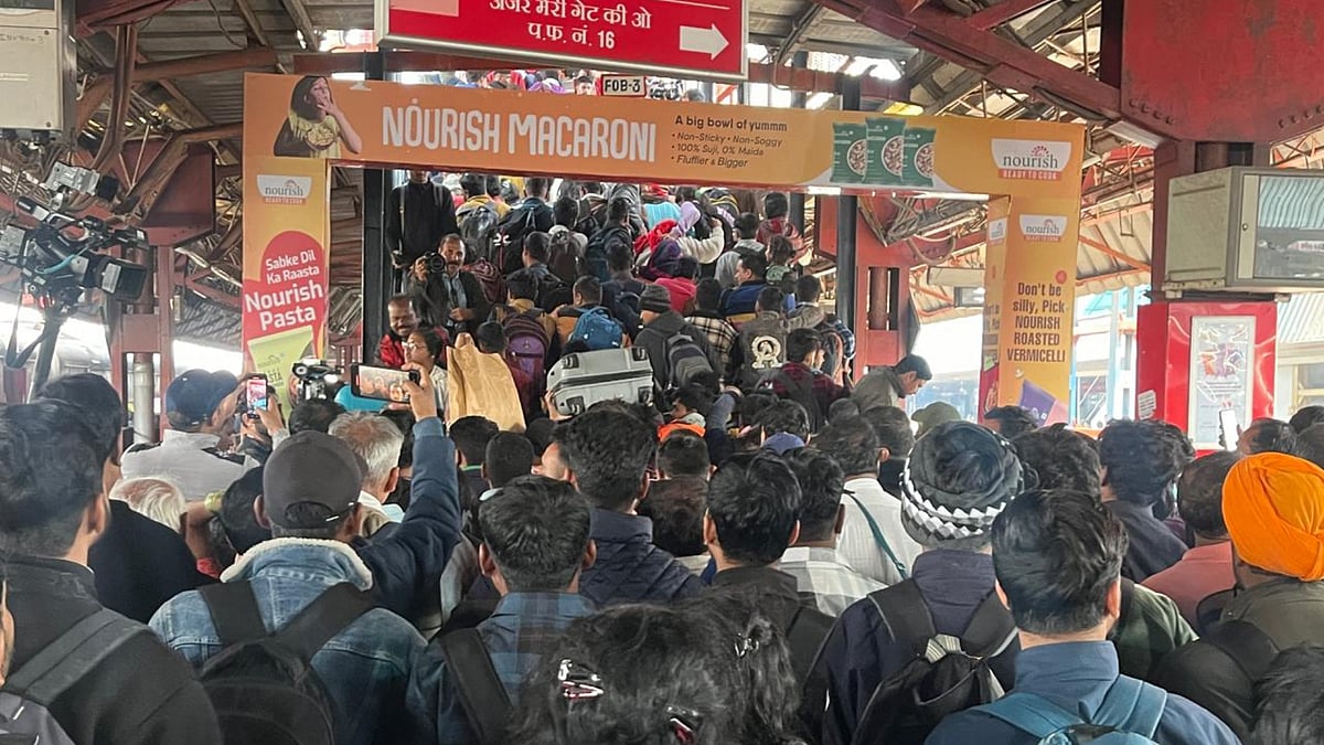 Rush at NDLS remains despite the stampede on Saturday night  - | Photo: Tribhuvan Tiwari for Outlook India