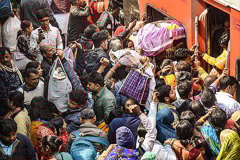 Overcrowded trains amid Mahakumbh