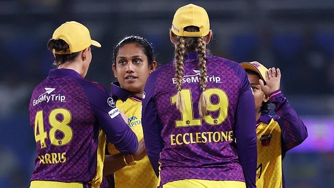 X/WPLT20 : Chamari Athapaththu at the center, chatting with teammates.