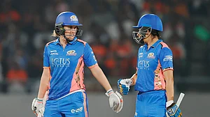 X/@wplt20 : MI batters ratting through GG bowling attack.