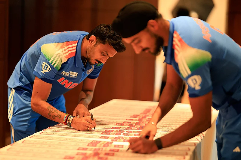 Champions Trophy Cricket 2025: Indian cricket team photoshoot_Axar Patel & Arshdeep Singh