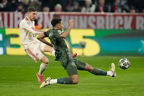 Champions League Soccer playoff second leg: Bayern's Leon Goretzka, left, kicks the ball ahead of Celtic's Auston Trusty