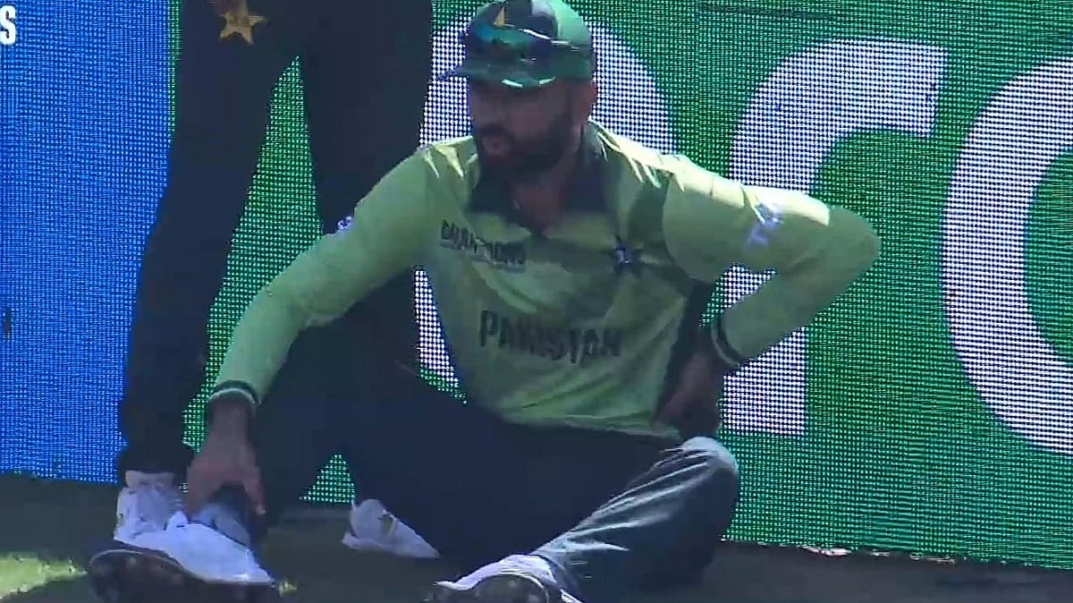 X/AjayJadeja171 : Fakhar Zaman after being hurt in Pakistan's match against New Zealand in their Champions Trophy match.