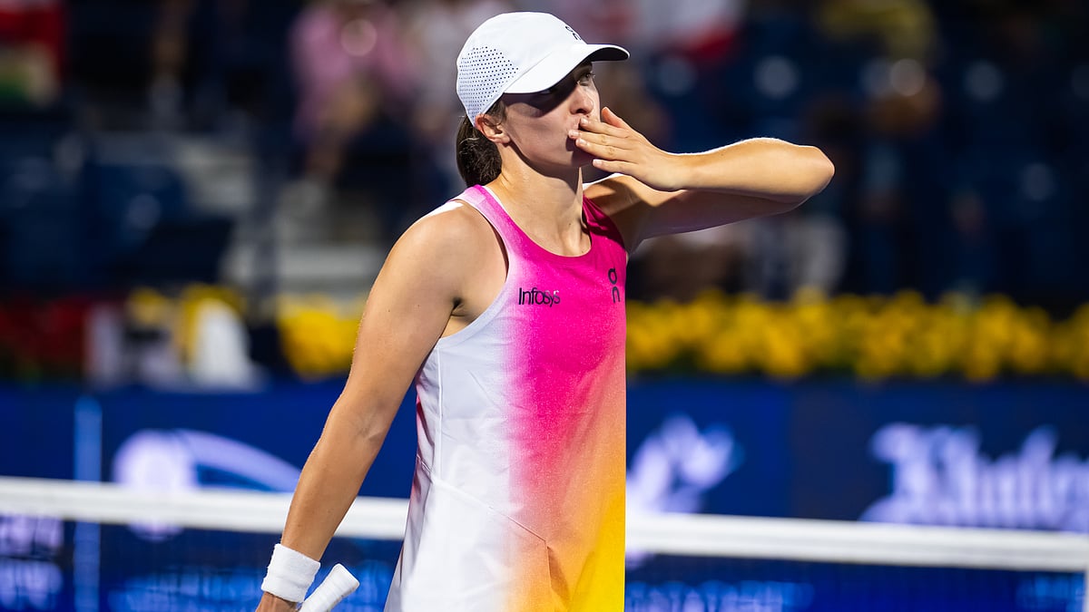 Iga Swiatek blows a kiss to the crowd at the Dubai Tennis Championships.