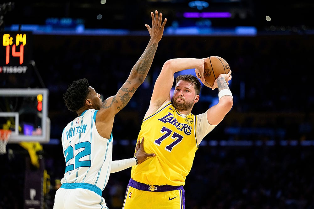 | Photo: AP/William Liang : NBA 2024-25: Lakers guard Luka Doncic (77) looks to pass the ball