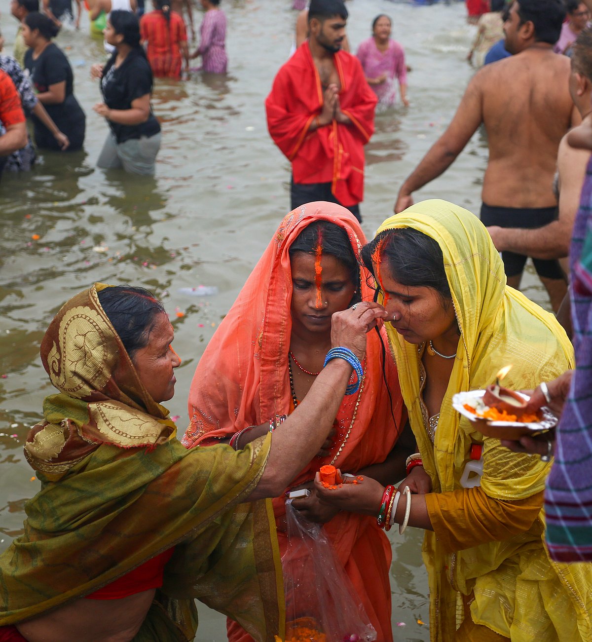 PTI : women pilgrims at Mahakumbh