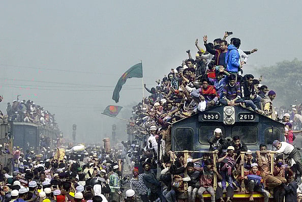 Getty Images : Devotees join the concluding prayer at the second phase of Bishwa Ijtema at Tongi, on the outskirts of Dhaka, Bangladesh.
