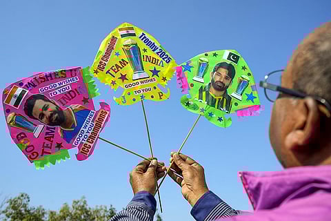 Kite maker designs kites, wishing India's win