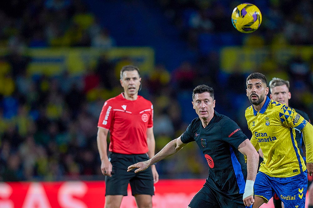 | Photo: AP/Gabriel Jimenez : La Liga 2024-25: Barcelona's Robert Lewandowski controls the ball