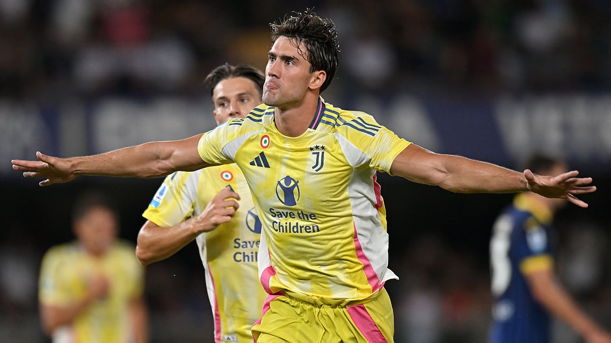 Vlahovic celebrates match winner goal during Caligari vs Juventus. 