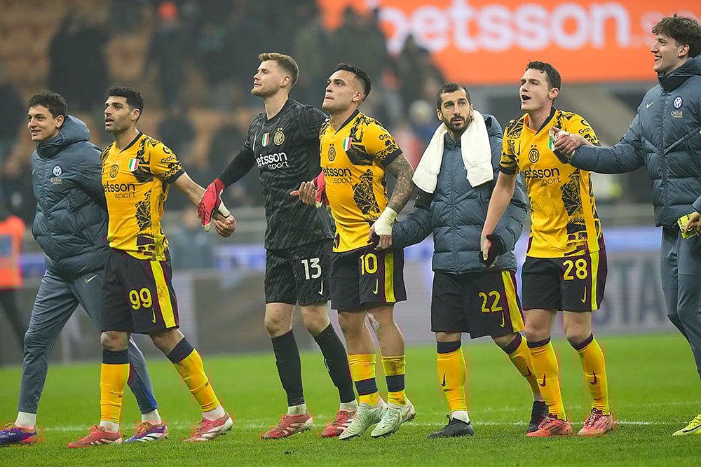 | Photo: AP/Luca Bruno : Serie A, Inter Milan and Genoa: Inter Milan players celebrate their victory