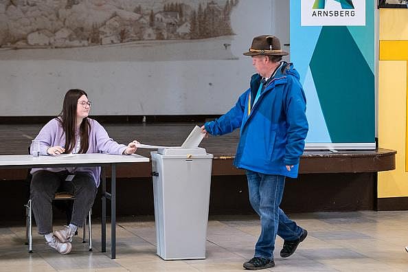 A voter casts his ballot for the German federal parliamentary elections