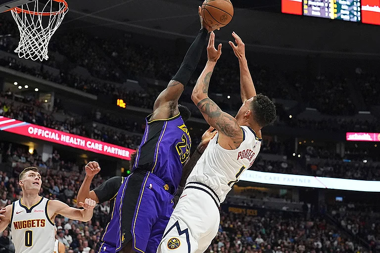 NBA 2024-25, Lakers vs Nuggets: Lakers forward LeBron James blocks a shot by Nuggets forward Michael Porter Jr. - | Photo: AP/David Zalubowski