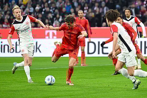 Bundesliga 2024-25, Bayern vs Eintracht: Thomas Muller of Munich is challenged by Frankfurt's Oscar Hojlund